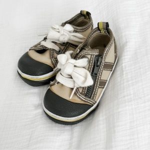 2/$20 Vintage Sneakers With Side Zippers | Teddy’s Choice | Size 3
